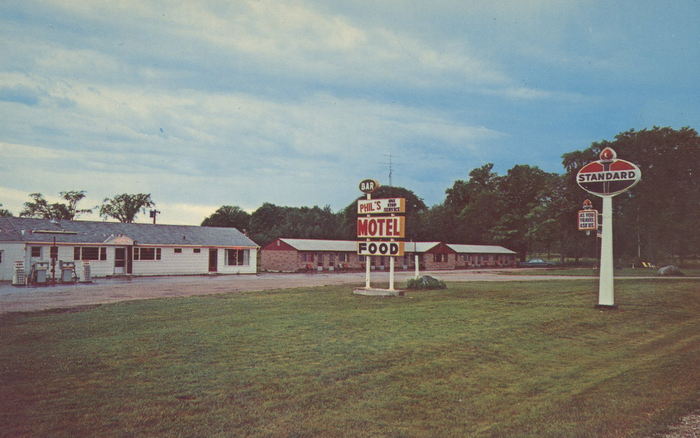 Bates Motel (Phils Bar Motel Cafe - Standard Super Service, Lone Wolf Saloon and Motel) - Vintage Postcard (newer photo)